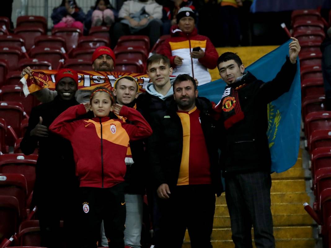 Galatasaray'ın muhteşem geri dönüşünden çok özel resimler: Tribünler şov yaptı 18